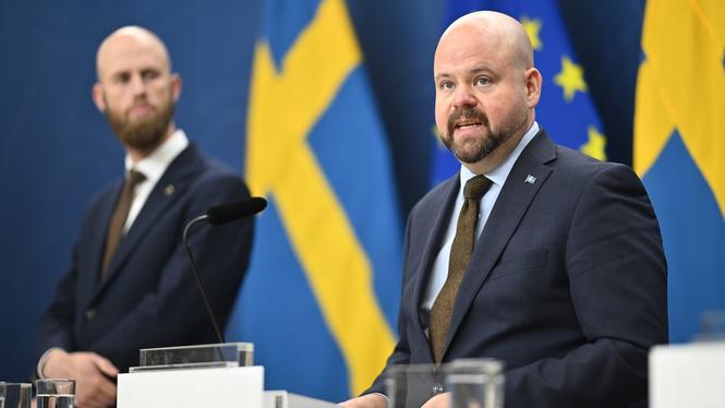 Landsbygdsminister Peter Kullgren tillsammans med Carl-Oskar Bohlin, minister för civilt försvar, presenterar budgetnyheter vid en pressträff på fredagen.