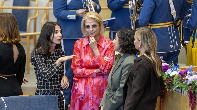 Klimat- och miljöminister Romina Pourmokhtari (L), finansminister Elisabeth Svantesson (M), Utbildnings- och integrationsminister Simona Mohamsson (L) och Energi- och näringsminister Ebba Busch (KD) vid riksmötets öppnande i riksdagens kammare.