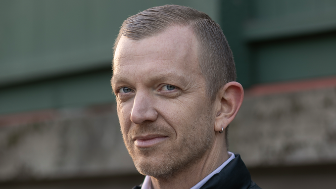 Jonas Lindberg (V), oppositionsregionråd Region Stockholm, är kritisk till nätläkarbolaget Kry:s nya marknadsföringsmetod.