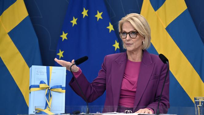 Finansminister Elisabeth Svantesson (M) presenterar höstbudgeten under en pressträff på Rosenbad på måndagen.