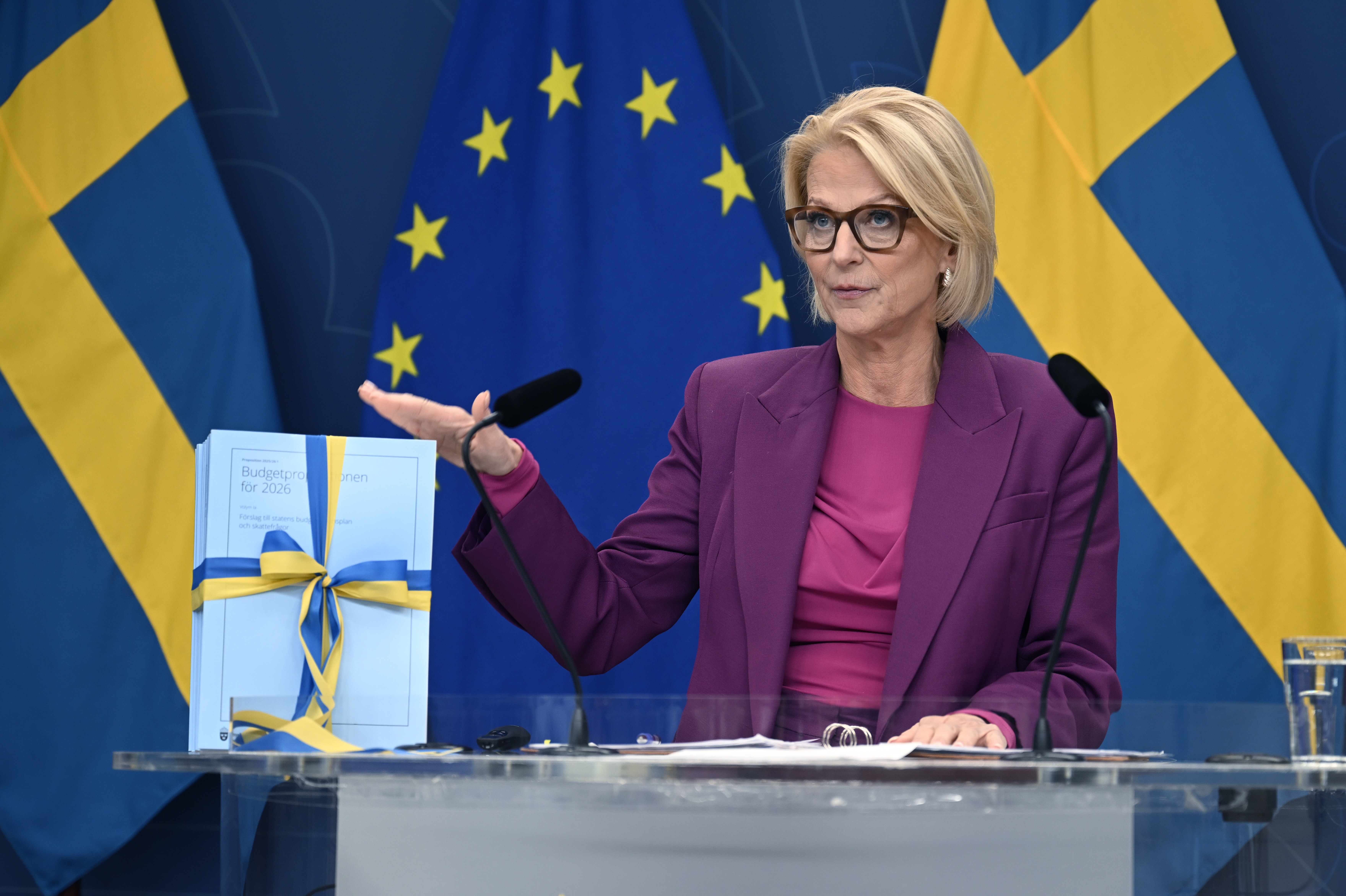 Finansminister Elisabeth Svantesson (M) presenterar höstbudgeten under en pressträff på Rosenbad på måndagen.