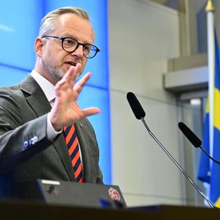 Socialdemokraternas ekonomiskpolitiska talesperson Mikael Damberg (S), kommenterar budgeten under en pressträff på måndagen.