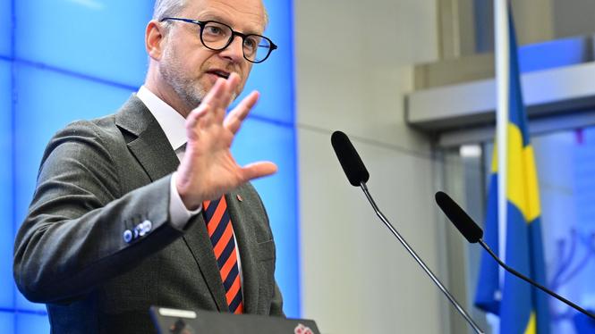 Socialdemokraternas ekonomiskpolitiska talesperson Mikael Damberg (S), kommenterar budgeten under en pressträff på måndagen.