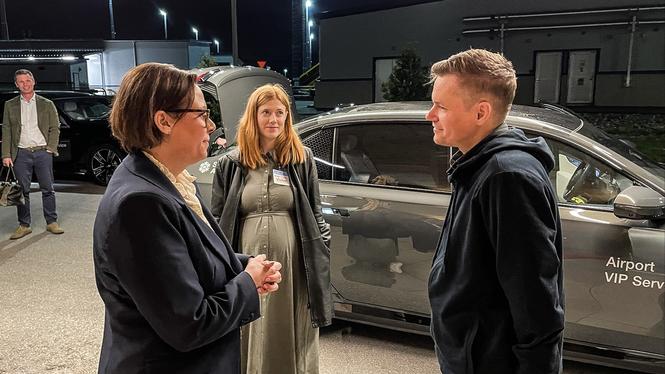 Maria Malmer Stenergard (M) tar emot Joakim Medin på Arlanda sent på kvällen mot den 17 maj.
