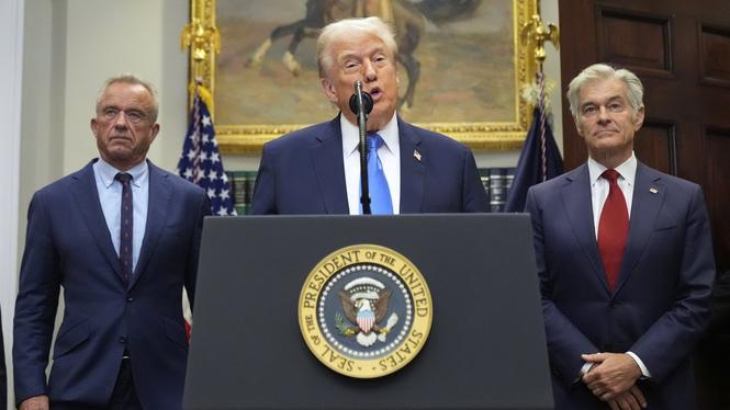 USA:s president Donald Trump på sin presskonferens, flankerad av hälsoministern Robert F. Kennedy Jr och Mehmet Oz, som leder sjuk- och hälsovårdsprogrammen Medicare och Medicaid.