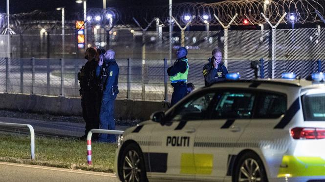 Dansk polis på plats vid Köpenhamns flygplats under natten mot tisdagen.