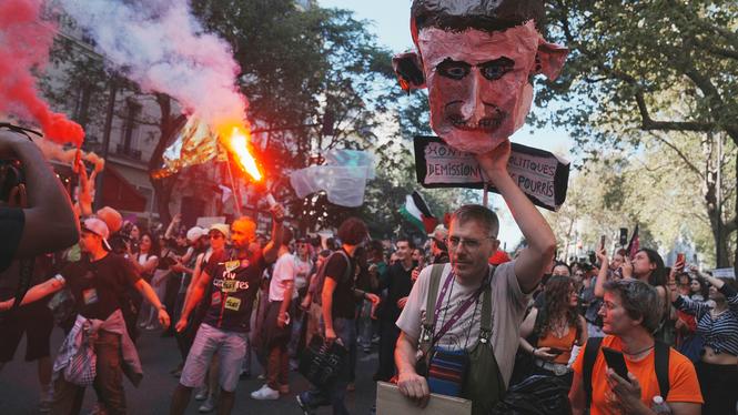 Demonstranter under en demonstration kallad av stora fackföreningar för att motsätta sig budgetnedskärningar, i Paris, torsdagen den 18 september 2025.