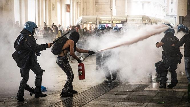 Demonstranter och polis drabbade samman i Centralstationen i Milano, Italien. Tiotusentals deltog i en generalstrejk mot folkmordet i Gaza under måndagen.