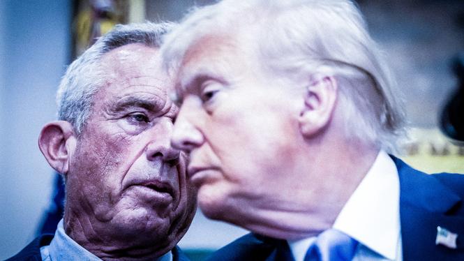 President Donald Trump tillsammans med hälsominister Robert F. Kennedy Jr.