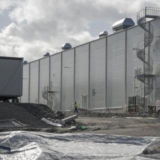 Viss produktion pågår redan på den kinesiska batterijätten Senior materials fabrik i Eskilstuna. Från 1 oktober har företaget rätt att släppa ut 2 500 kilo av det hälsofarliga metylenklorid – varje dag.