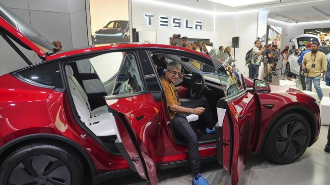 Raset för elbilsförsäljaren Tesla fortsätter på den europeiska marknaden. Samtidigt rusar kinesiska BYD.