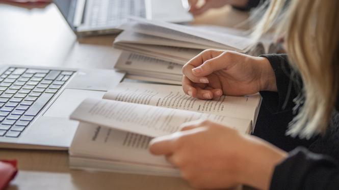Det är ingen större förändring i antal elever som går ut grundskolan med gymnasiebehörighet mellan 2024 och 2025, enligt statistik från Skolverket. 