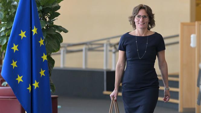 EU-kommissionen med miljökommissionär Jessika Roswall i spetsen vill skjuta upp skogsskyddslagen ett år till. 