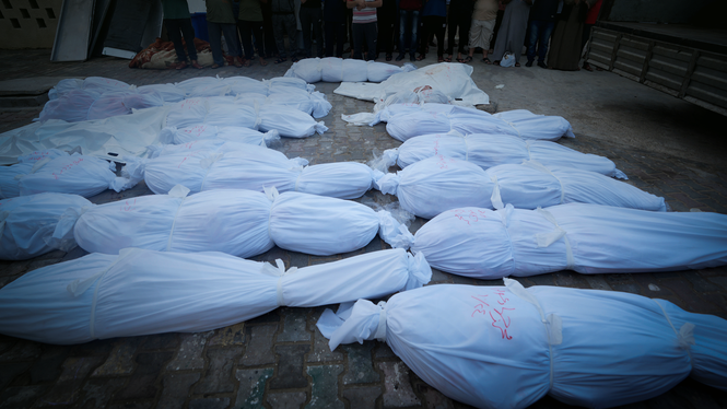 Döda palestinier i väntan på begravning.