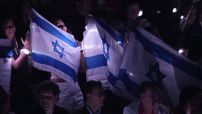 Israeliska fans jublar när landets bidrag framförs i finalen i Basel. Nästa år kan Israel stoppas i tävlingen. Arkivbild.  
