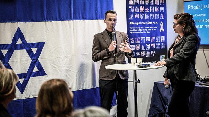 Adam Cwejman från GP talar i Vänskapsförbundet Sverige-Israels monter på bokmässan i Göteborg 2025.