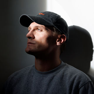 Svante Hildeman är känd som målvakt i superettalaget Landskrona BoIS. Men efter fyra år i laget blev ångesten inför träningen och matcher större än glädjen. Nu utbildar han sig till ett helt nytt yrke.