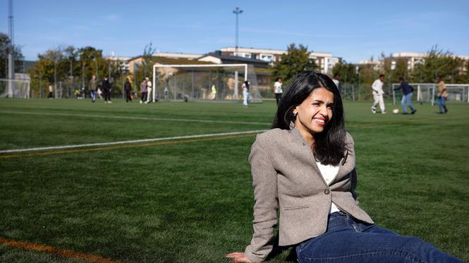 Anfal Mahdi (V), oppositionsråd i Malmö, på fotbollsplanen där hon som barn såg Zlatan Ibrahimovic spela.