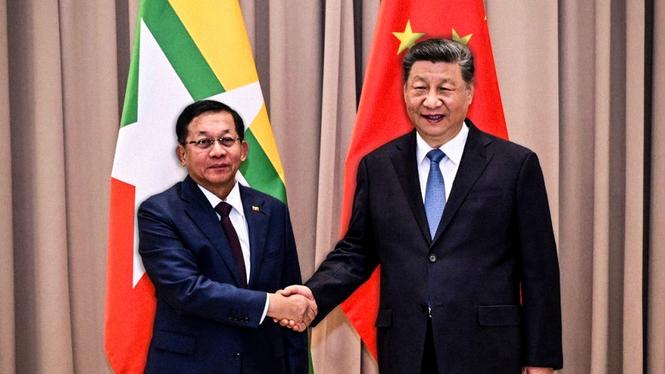 Min Aung Hlaing, ledare för Myanmars militärjunta, skakar hand med Xi Jinping under ett möte i Moskva i somras.