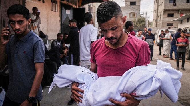 En anhörig bär liket av ett 2-årigt barn som dött i en israelisk attack mot Gaza. Arkivbild.