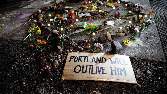Utanför Ice-kontoret i Portland samlades demontstranter för att protestera mot Trumps beslut att skicka militär till staden.