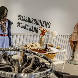 Kläder i Stadsmissionens secondhandbutik i Göteborg vid Alelyckans Återvinningscentral.
