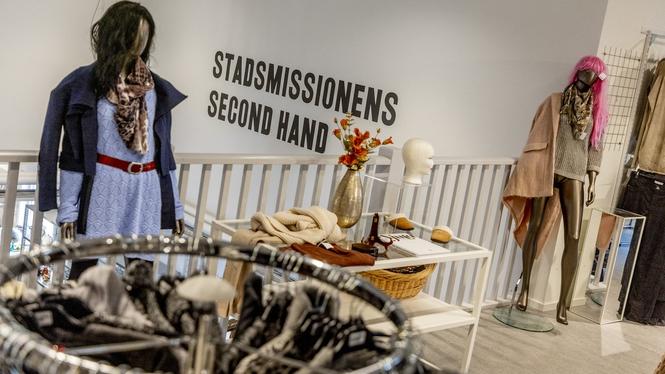 Kläder i Stadsmissionens secondhandbutik i Göteborg vid Alelyckans Återvinningscentral.

