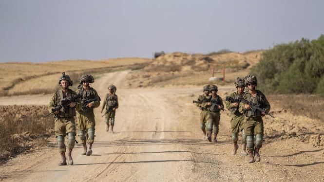 Israeliska soldater nära gränsen till Gazaremsan, 2024.