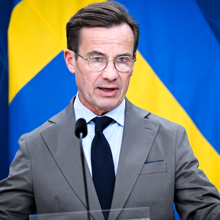 – Dom som idag har fem barn, och två personer som lever på bidrag, får 46 500 kronor skattefritt varje månad, säger statsminister Kristersson i Svt Aktuellt. Men verkligheten ser annorlunda ut.