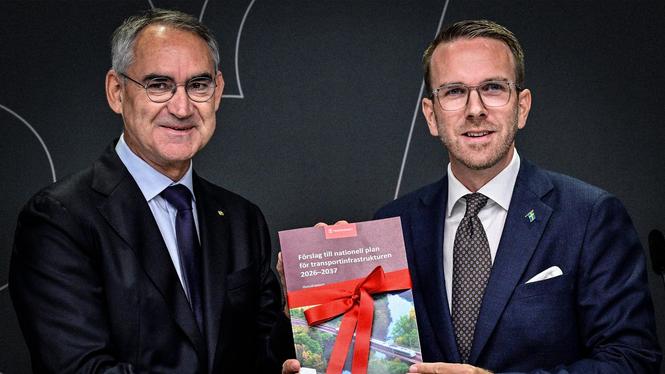 Trafikverkets generaldirektör Roberto Maiorana och infrastruktur- och bostadsminister Andreas Carlson (KD).