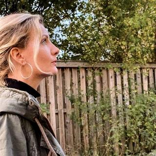 Lotta Lindqvist konfronterades av SD:s riksdagsledamot Rashid Farivar när hon hämtade sitt barn på förskolan – på grund av den Palestinasjal hon bar.