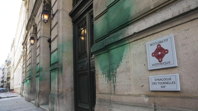 Grön färg klottrad på synagogor i Paris i våras. Samma förövare misstänks nu ligga bakom även attacker mot muslimer. Arkivfoto.