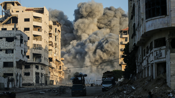 Rök stiger upp från en israelisk flygattack mot Macca Tower, ett höghus i Gaza stad, söndagen den 28 september 2025.