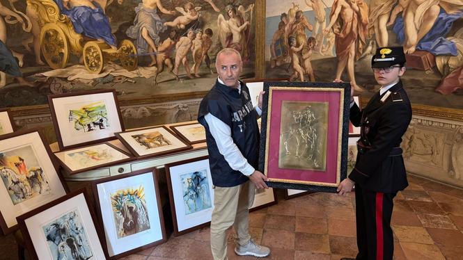 Poliserna i Italien visar upp några av de beslagtagna verken från utställningen "Dalí between art and myth". 