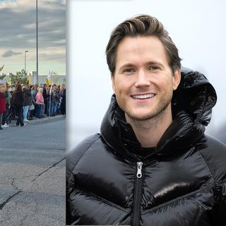 Hundratals människor samlades på onsdagen utanför Senior materials fabrik i Svista, Eskilstuina, för att protestera mot den planerade giftutsläppen. Eskilstunasonen och influeraren Viktor Frisk har anslutit till protesterna på Instagram.