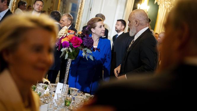 EU-kommissionens ordförande Ursula von der Leyen i förgrunden på en bild från midagen under EU-mötet. I bakgrunden pratar Danmarks statsminister Mette Frederiksen med Albaniens premiärminister Edi Rama.