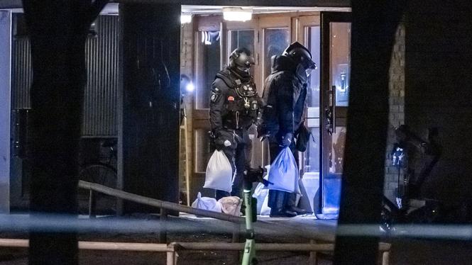 Polisens bombtekniker på plats för att oskadliggöra flera handgranater i Malmö i september.