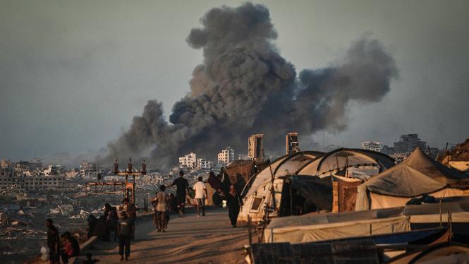 Rök stiger från Gaza stad efter en israelisk bombräd under onsdagen.