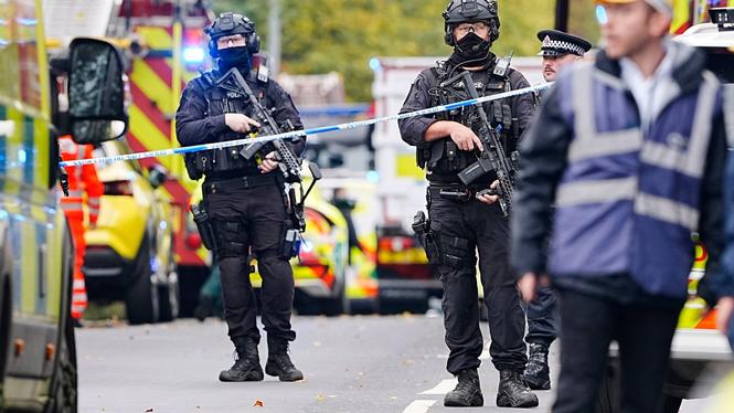 Polisen på plats efter knivattacken på en synagoga i Manchester,