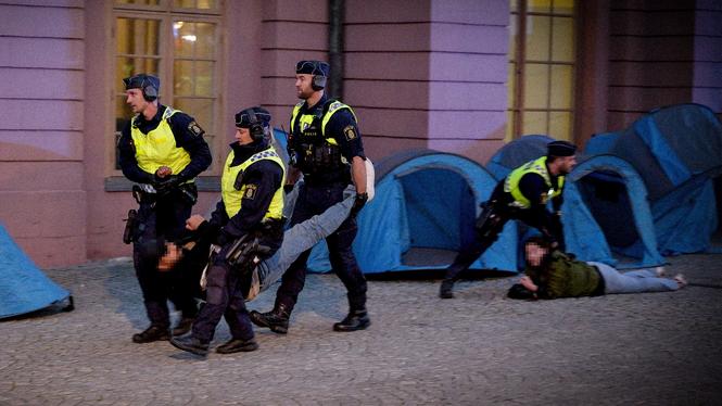 Flera demonstranter greps när polisen utrymde området framför entréerna till Utrikesdepartementet.