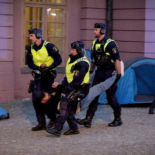 Flera demonstranter omhändertogs när polisen utrymde området framför entréerna till Utrikesdepartementet.