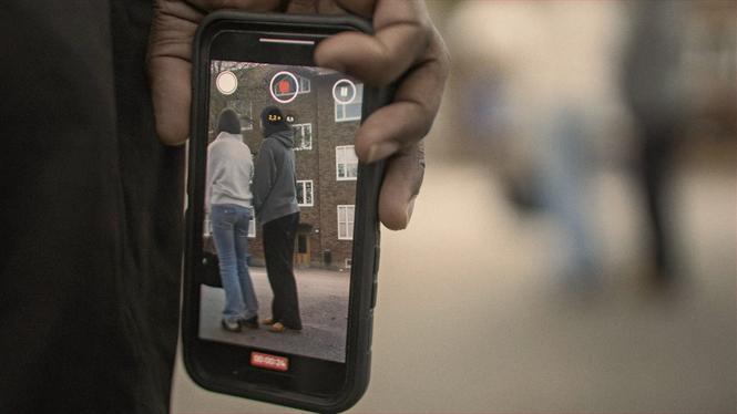 Under åtta år filmade och fotograferade mannen elever på Internationella engelska skolan i Karlstad, videos och bilder som sedan spreds vidare på porrsajter. 