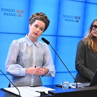 Amanda Lind (MP), språkrör, och Janine Alm Ericson (MP), ekonomiskpolitisk talesperson presenterar Miljöpartiets förslag till budget, under en pressträff på fredagen.