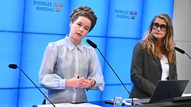 Amanda Lind (MP), språkrör, och Janine Alm Ericson (MP), ekonomiskpolitisk talesperson presenterar Miljöpartiets förslag till budget, under en pressträff på fredagen.