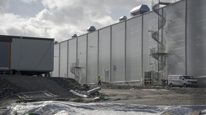 Senior materials jätteanläggning i Svista, Eskilstuna. Företaget har tilstånd att släppa ut närmare 2 500 kilo av det hälsofarliga lösningsmedlet metylenklorid varje dag i två år.