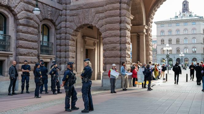 Under flera fredagar har det varit hög polisnärvaro utanför riksdagshuset när XR-kören uppträtt.