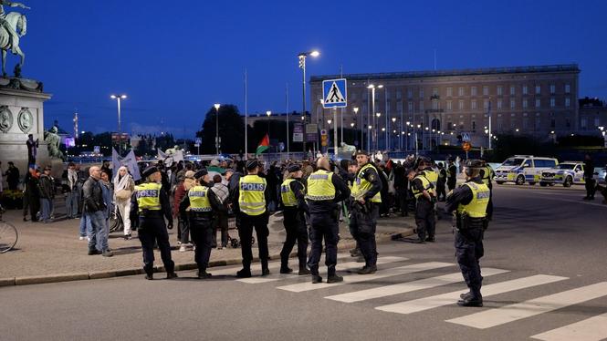 Det var ett stort polispådrag under torsdagens demonstrationer utanför Utrikesdepatementet.