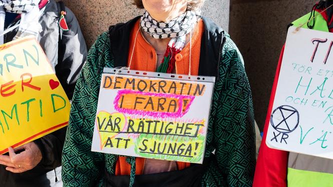 Extinction rebellions kör uppträder utanför riksdagshuset varje fredag.