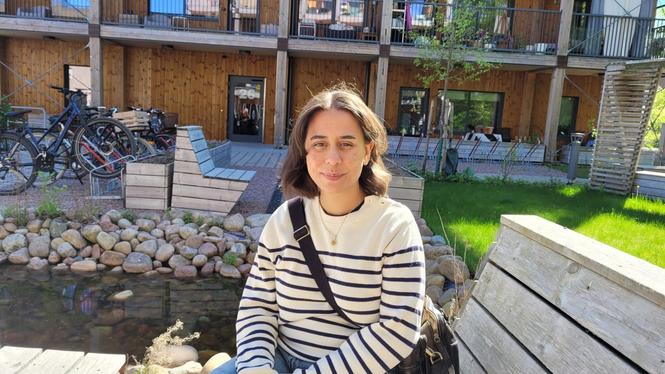 Emma Flavet, utanför ETC Byggs hyreshus i Västerås.