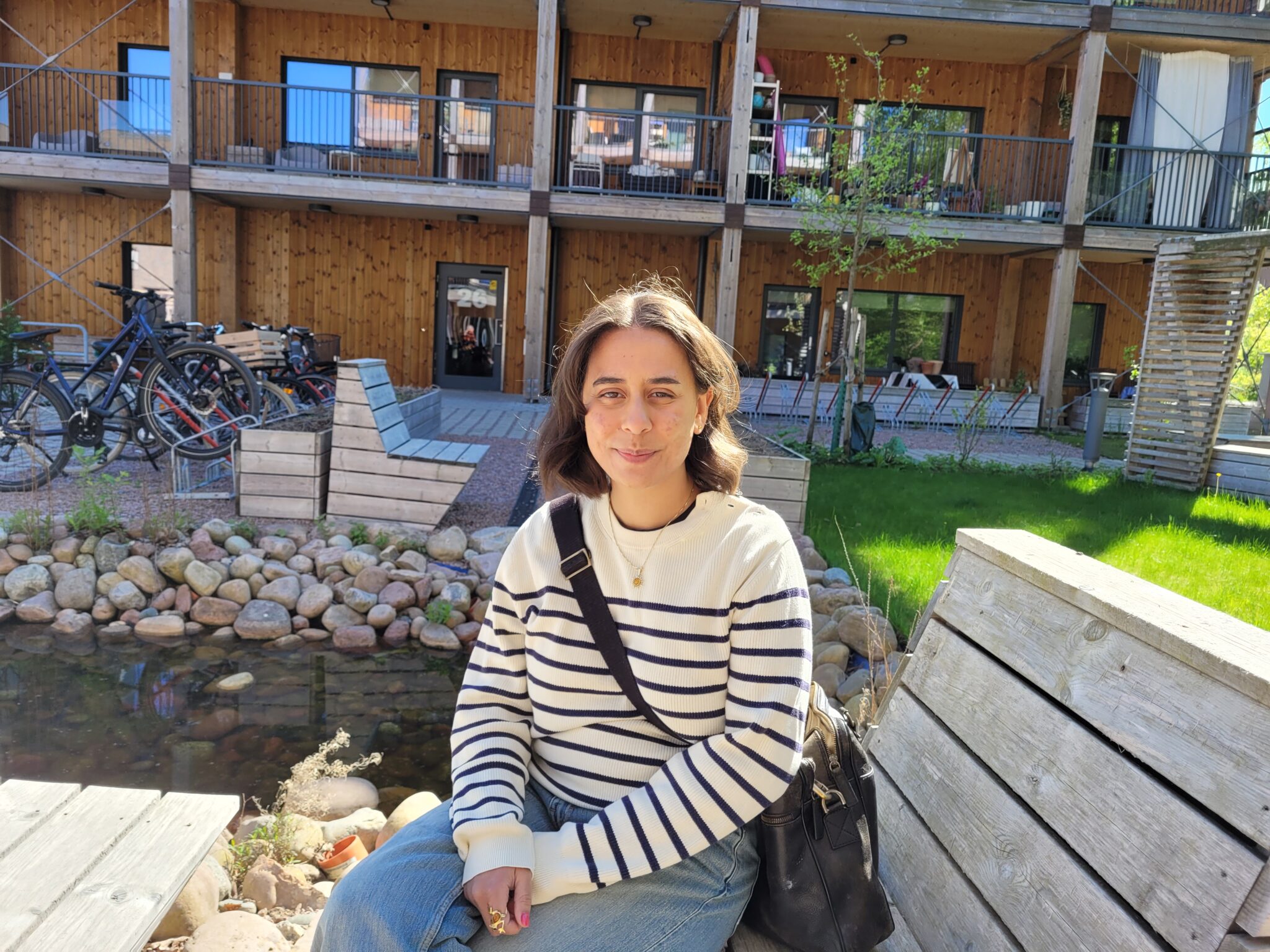 Emma Flavet, utanför ETC Byggs hyreshus i Västerås.